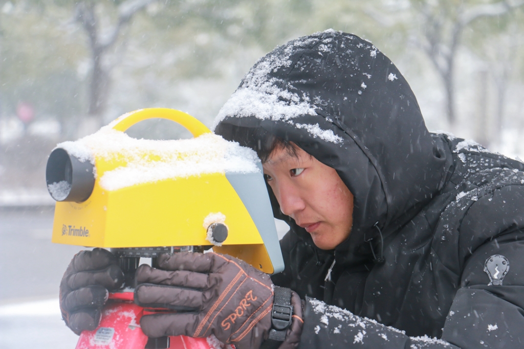 2018年1月27日，工程技術(shù)人員在雪中開展測量作業(yè)。