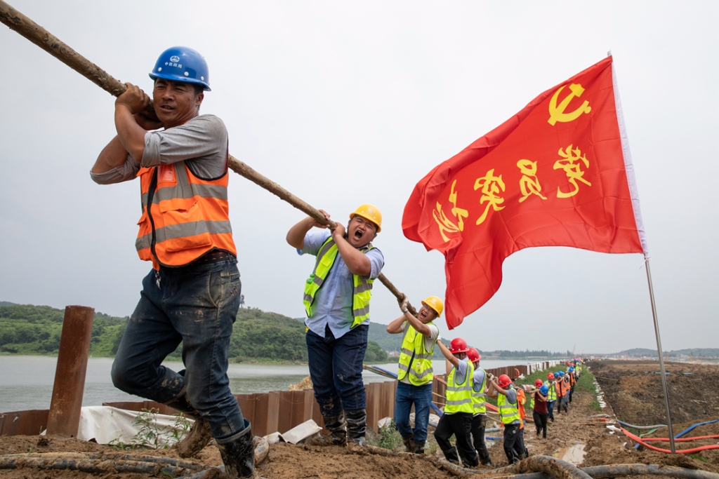 2019年6月21日，蘇錫常太湖隧道工地架設(shè)萬伏電纜，黨員突擊隊(duì)在施工現(xiàn)場。